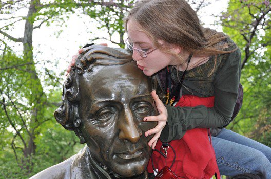 Kissing Andersen's statue