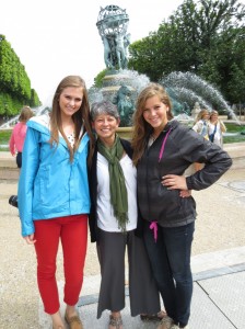 Kim & two of her students during their visit to Paris